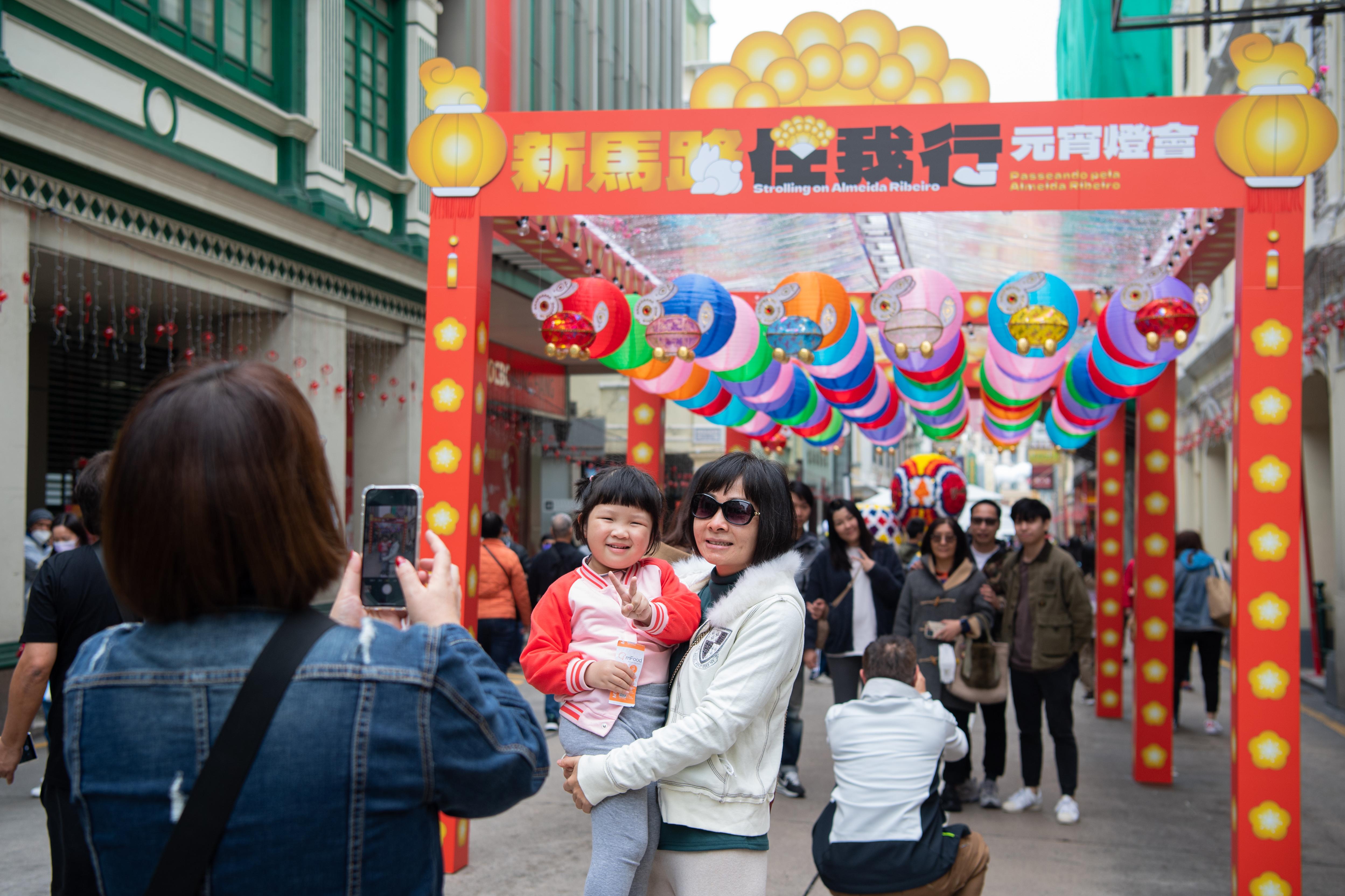 2025年香港与澳门天天彩资料精选解析、解释与落实—生产应用展望